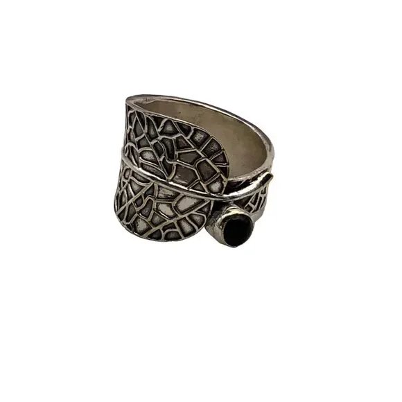 Elegant Silver and Onyx Leaf Ring - Picture 8 of 10